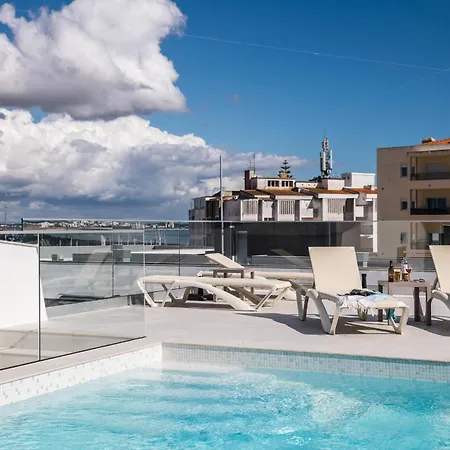 Coolhouses Lagos, 2 Bed Stylish Flat, Rooftop Shared Pool, Clayheart דירה *