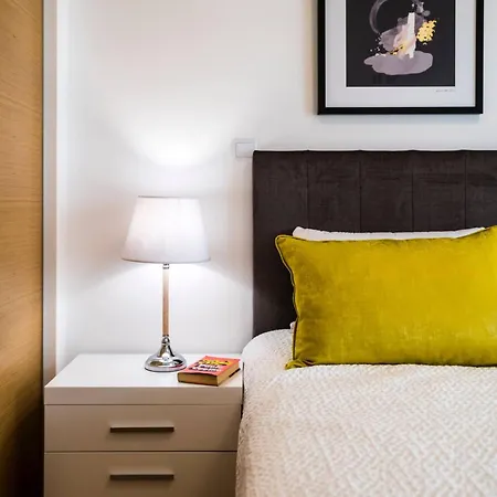 Coolhouses Lagos, 2 Bed Stylish Flat, Rooftop Shared Pool, Clayheart דירה *