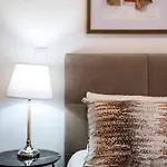 アパート Coolhouses Lagos, 2 Bed Stylish Flat, Rooftop Shared Pool, Clayheart ラゴス