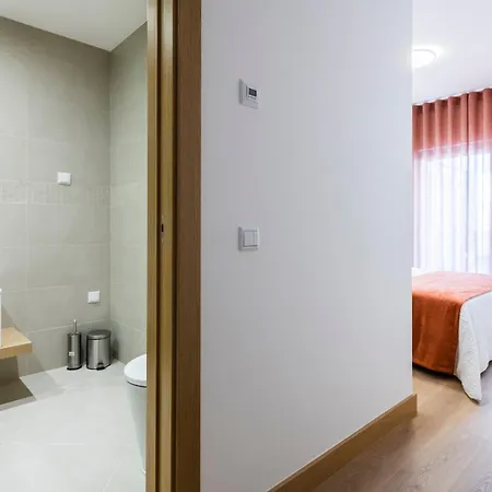 Coolhouses Lagos, 2 Bed Stylish Flat, Rooftop Shared Pool, Clayheart *