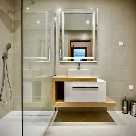 Coolhouses Lagos, 2 Bed Stylish Flat, Rooftop Shared Pool, Clayheart Lagos