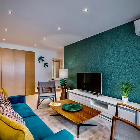 Coolhouses Lagos, 2 Bed Stylish Flat, Rooftop Shared Pool, Clayheart *