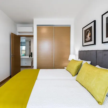 Coolhouses Lagos, 2 Bed Stylish Flat, Rooftop Shared Pool, Clayheart Lagos