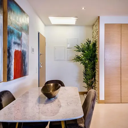 Coolhouses Lagos, 2 Bed Stylish Flat, Rooftop Shared Pool, Clayheart