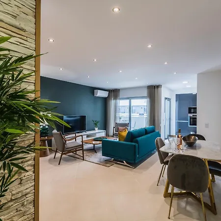 Coolhouses Lagos, 2 Bed Stylish Flat, Rooftop Shared Pool, Clayheart Appartement