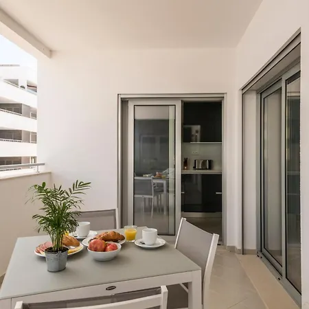 Διαμέρισμα Coolhouses Lagos, 2 Bed Stylish Flat, Rooftop Shared Pool, Clayheart *