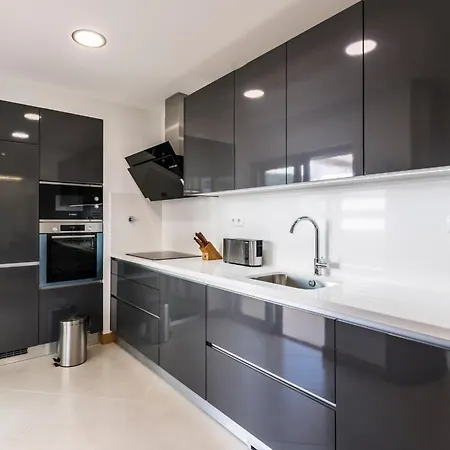 Coolhouses Lagos, 2 Bed Stylish Flat, Rooftop Shared Pool, Clayheart Appartement Lagos