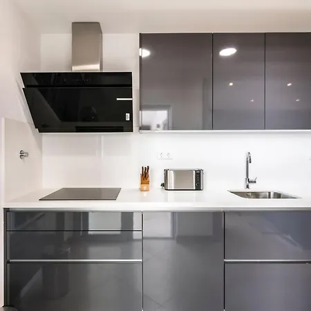 Coolhouses Lagos, 2 Bed Stylish Flat, Rooftop Shared Pool, Clayheart Apartment Lagos