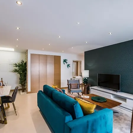 Coolhouses Lagos, 2 Bed Stylish Flat, Rooftop Shared Pool, Clayheart * Lagos