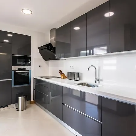 Apartment Coolhouses Lagos, 2 Bed Stylish Flat, Rooftop Shared Pool, Clayheart *