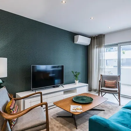 Coolhouses Lagos, 2 Bed Stylish Flat, Rooftop Shared Pool, Clayheart Apartment Lagos