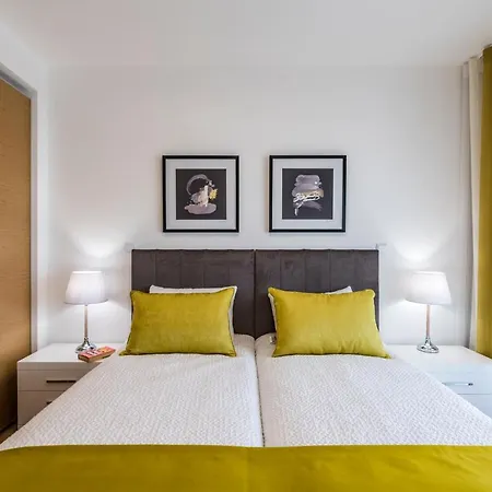 Coolhouses Lagos, 2 Bed Stylish Flat, Rooftop Shared Pool, Clayheart