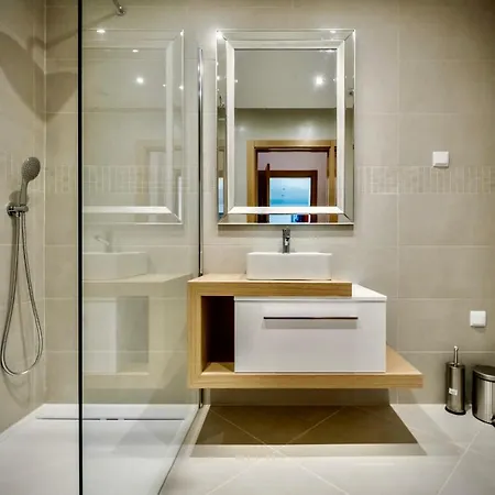 Coolhouses Lagos, 2 Bed Stylish Flat, Rooftop Shared Pool, Clayheart Apartment Lagos