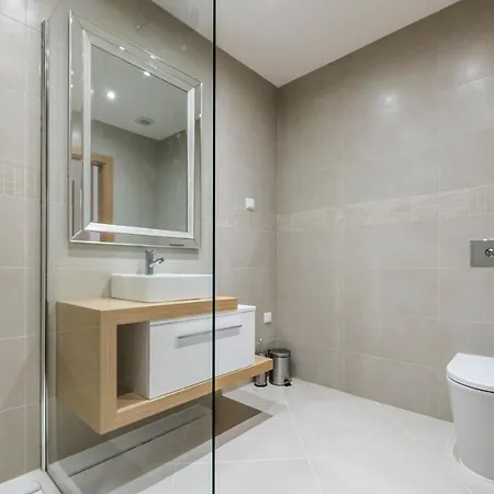 Apartment Coolhouses Lagos, 2 Bed Stylish Flat, Rooftop Shared Pool, Clayheart *