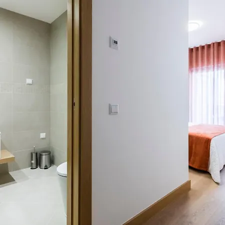 Coolhouses Lagos, 2 Bed Stylish Flat, Rooftop Shared Pool, Clayheart Lagos