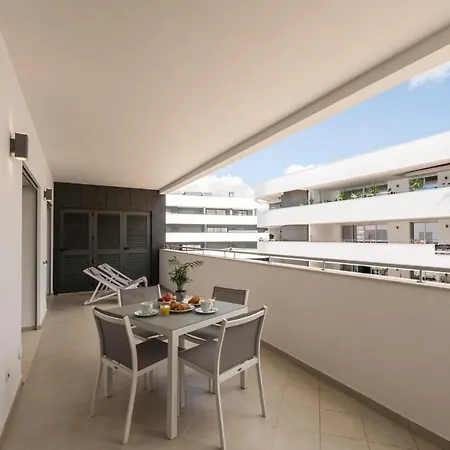 Coolhouses Lagos, 2 Bed Stylish Flat, Rooftop Shared Pool, Clayheart Apartment
