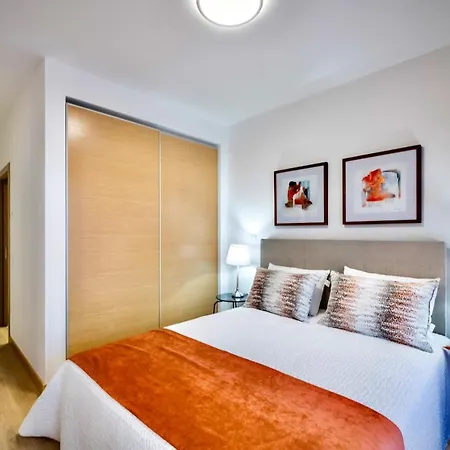Coolhouses Lagos, 2 Bed Stylish Flat, Rooftop Shared Pool, Clayheart Apartment Lagos