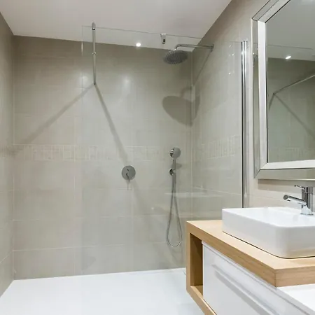 Coolhouses Lagos, 2 Bed Stylish Flat, Rooftop Shared Pool, Clayheart
