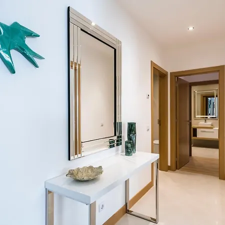 Apartment Coolhouses Lagos, 2 Bed Stylish Flat, Rooftop Shared Pool, Clayheart