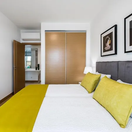 Apartment Coolhouses Lagos, 2 Bed Stylish Flat, Rooftop Shared Pool, Clayheart *