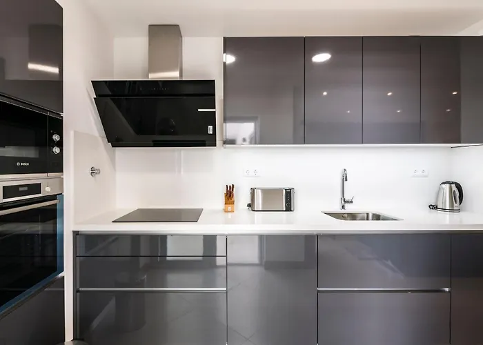 アパート Coolhouses Lagos, 2 Bed Stylish Flat, Rooftop Shared Pool, Clayheart ラゴス