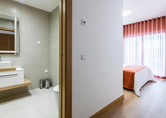 Coolhouses Lagos, 2 Bed Stylish Flat, Rooftop Shared Pool, Clayheart *