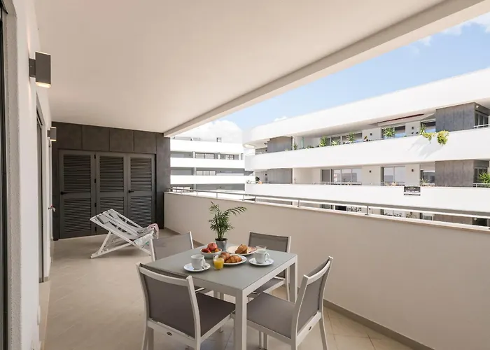 Coolhouses Lagos, 2 Bed Stylish Flat, Rooftop Shared Pool, Clayheart アパート ラゴス