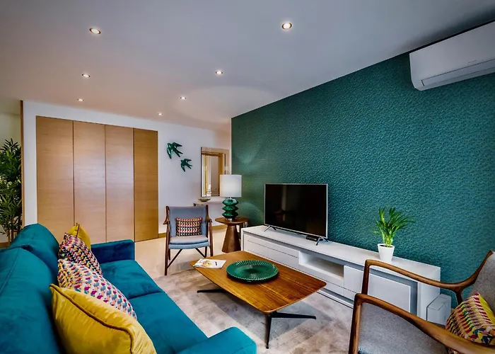 Coolhouses Lagos, 2 Bed Stylish Flat, Rooftop Shared Pool, Clayheart *