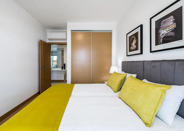 Coolhouses Lagos, 2 Bed Stylish Flat, Rooftop Shared Pool, Clayheart ラゴス