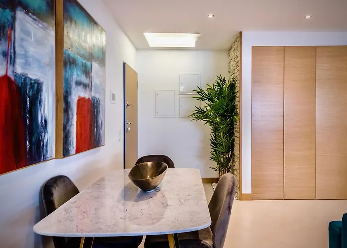 Coolhouses Lagos, 2 Bed Stylish Flat, Rooftop Shared Pool, Clayheart