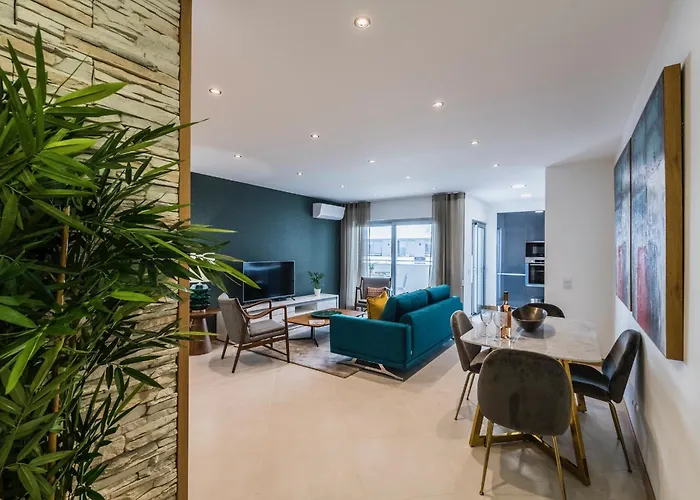 Coolhouses Lagos, 2 Bed Stylish Flat, Rooftop Shared Pool, Clayheart アパート