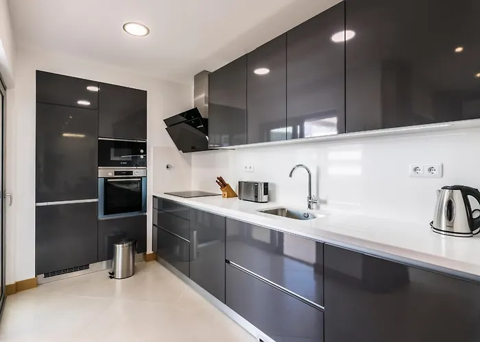 Coolhouses Lagos, 2 Bed Stylish Flat, Rooftop Shared Pool, Clayheart アパート ラゴス