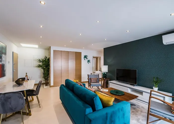 Coolhouses Lagos, 2 Bed Stylish Flat, Rooftop Shared Pool, Clayheart *