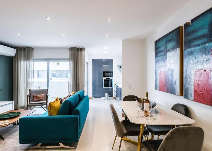 Coolhouses Lagos, 2 Bed Stylish Flat, Rooftop Shared Pool, Clayheart ラゴス