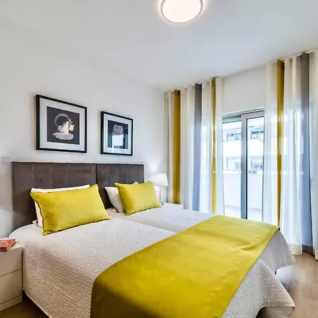 Coolhouses Lagos, 2 Bed Stylish Flat, Rooftop Shared Pool, Clayheart Lejlighed Lagos