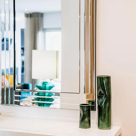 Coolhouses Lagos, 2 Bed Stylish Flat, Rooftop Shared Pool, Clayheart