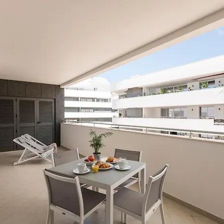 Coolhouses Lagos, 2 Bed Stylish Flat, Rooftop Shared Pool, Clayheart Lejlighed Lagos