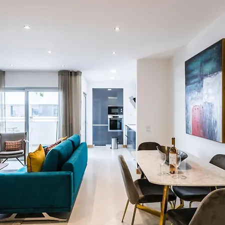 Coolhouses Lagos, 2 Bed Stylish Flat, Rooftop Shared Pool, Clayheart 라고스