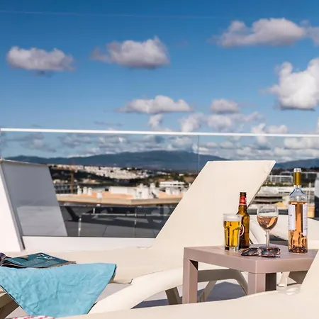 Coolhouses Lagos, 2 Bed Stylish Flat, Rooftop Shared Pool, Clayheart Lejlighed