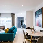 Coolhouses Lagos, 2 Bed Stylish Flat, Rooftop Shared Pool, Clayheart Lagos